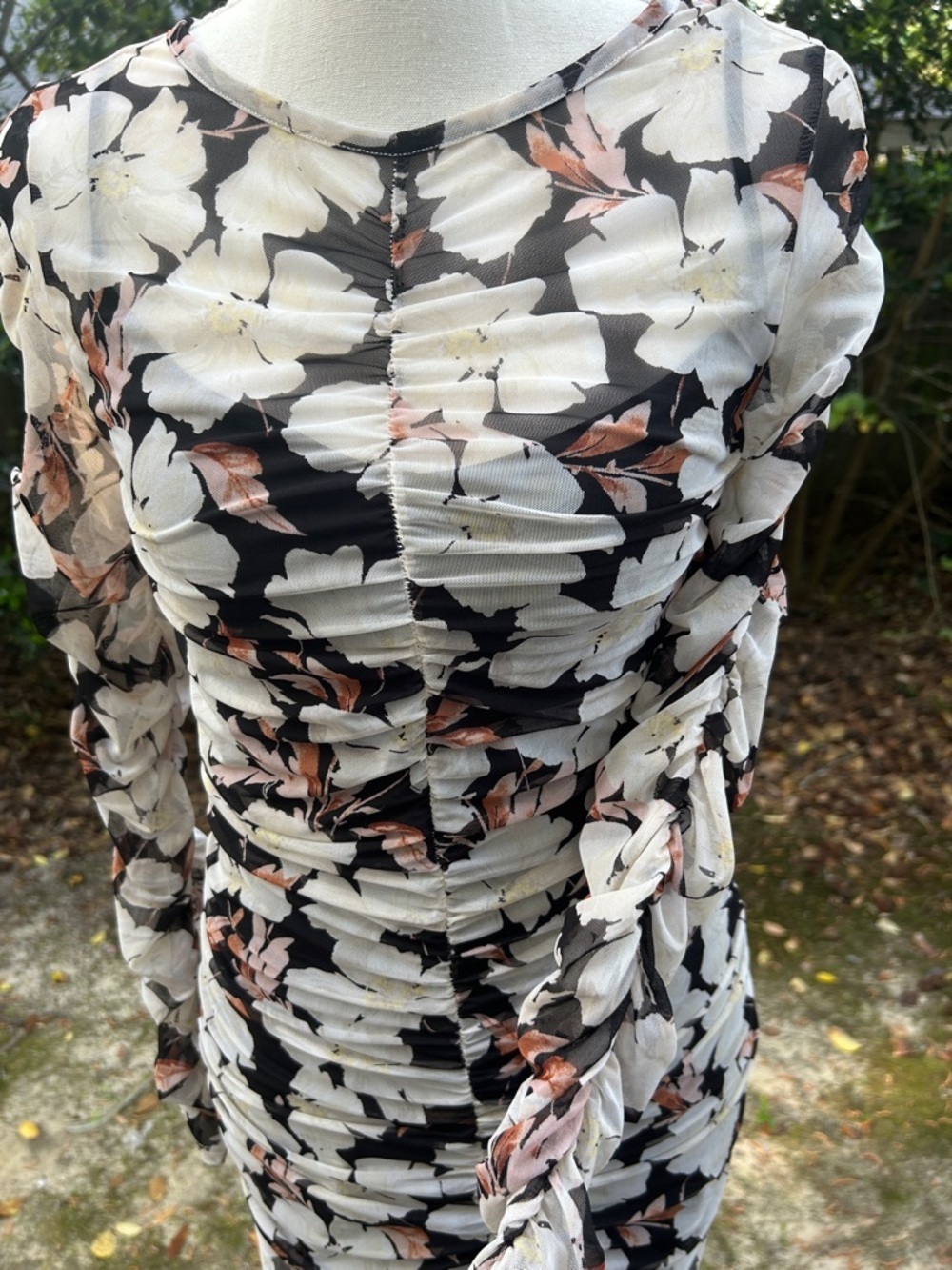 Abercrombie &Fitch Floral Ruched Long-Sleeve Bodycon Dress in Black & Cream - Picture 2 of 4